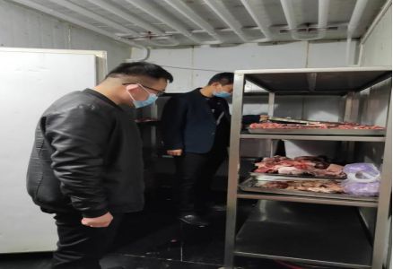 杭錦旗巴拉貢市場(chǎng)監(jiān)督管理所開展大型餐飲服務(wù)單位食品安全專項(xiàng)檢查